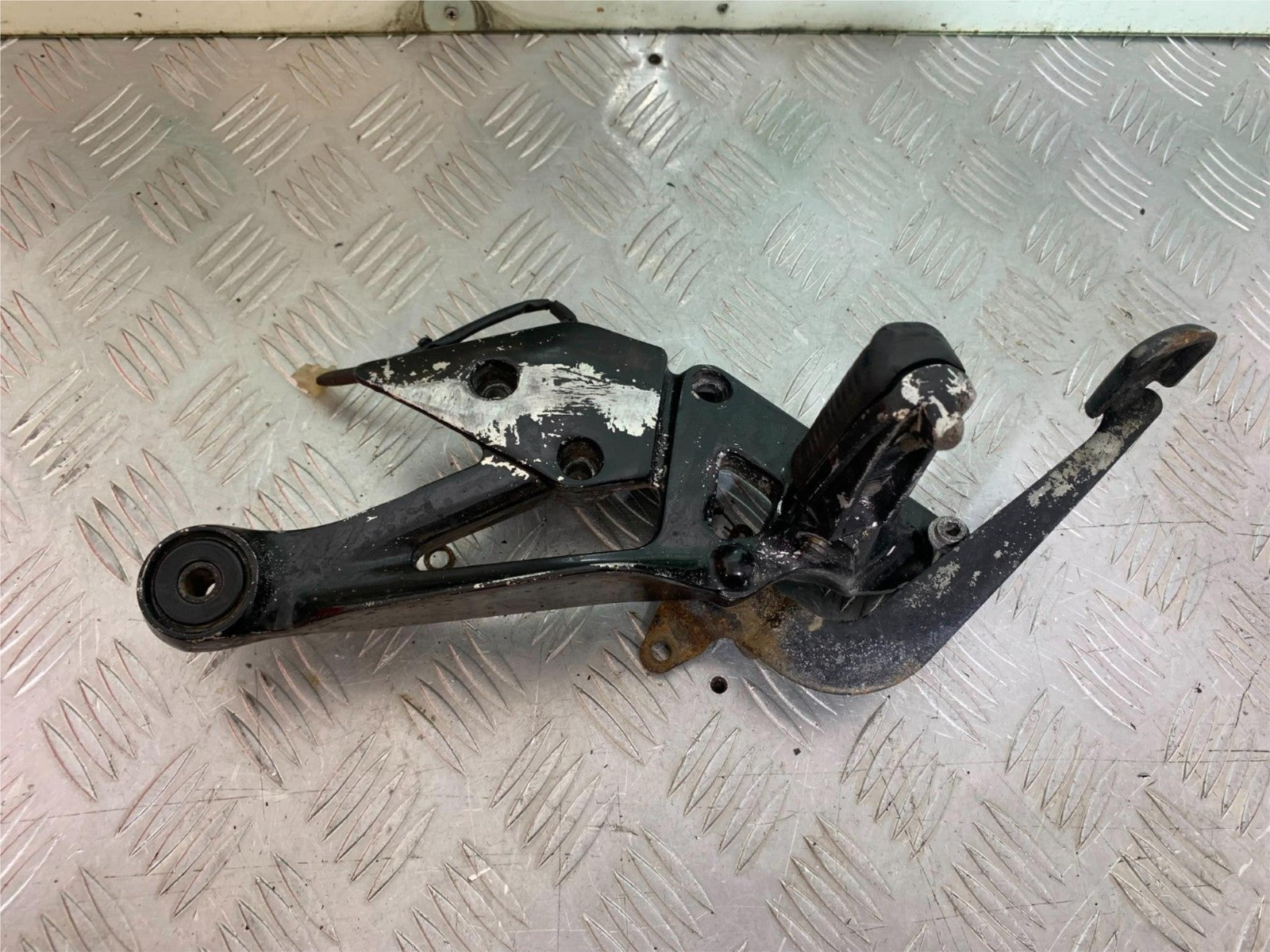 YAMAHA XJ600 XJ 600 DIVERSION FRONT RIGHT HANGER  1998-2000 (CMB1191)
