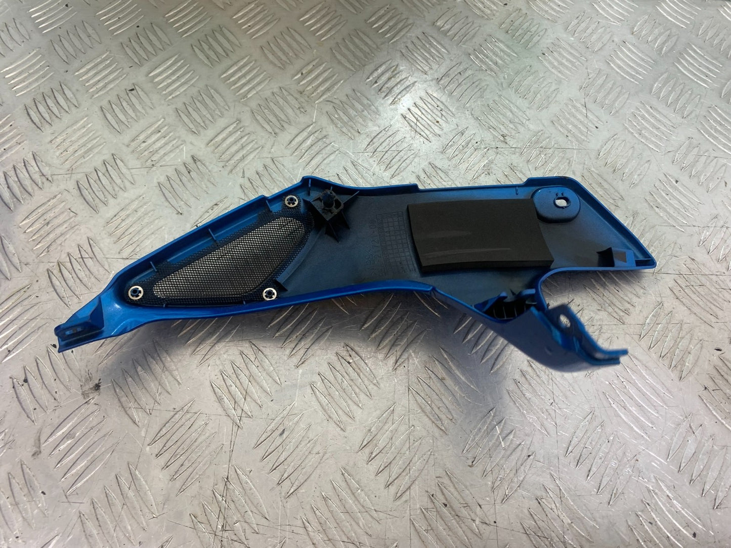 YAMAHA XSR900 XSR 900 RIGHT SEAT PANEL  YEAR 2022-2024 (CMB1215)