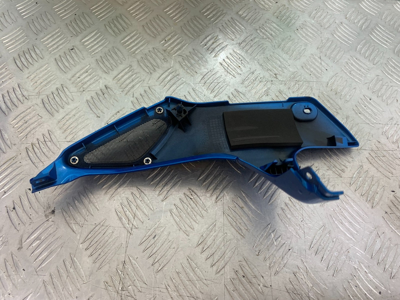 YAMAHA XSR900 XSR 900 RIGHT SEAT PANEL  YEAR 2022-2024 (CMB1215)