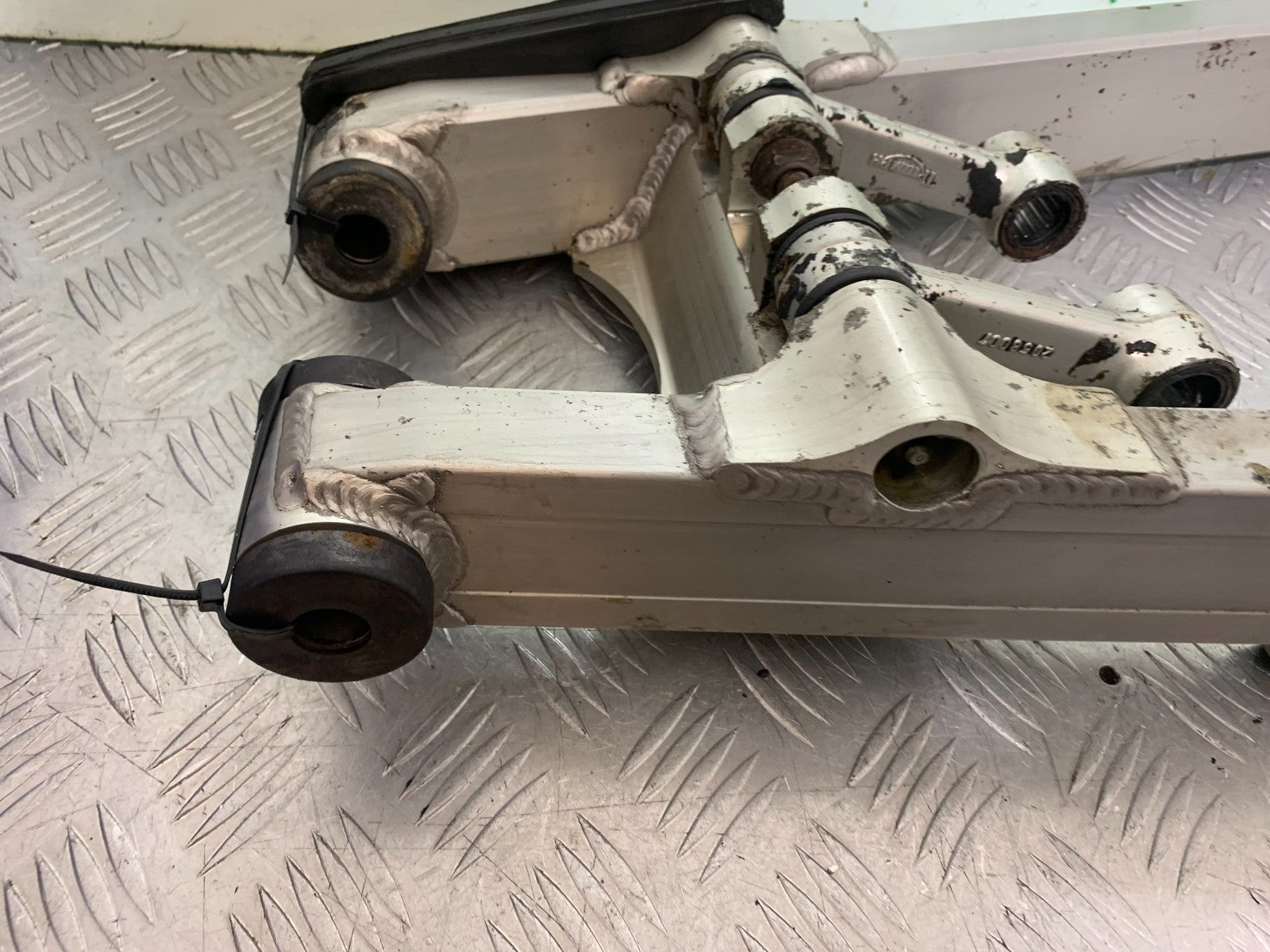 TRIUMPH TROPHY 900 SWINGARM  YEAR 1991-95 (CMB1251)