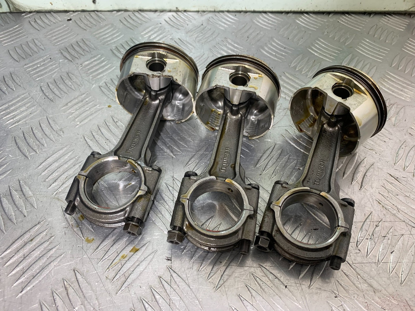TRIUMPH 955I SPRINT RS CON RODS AND PISTONS   YEAR 1999-04
