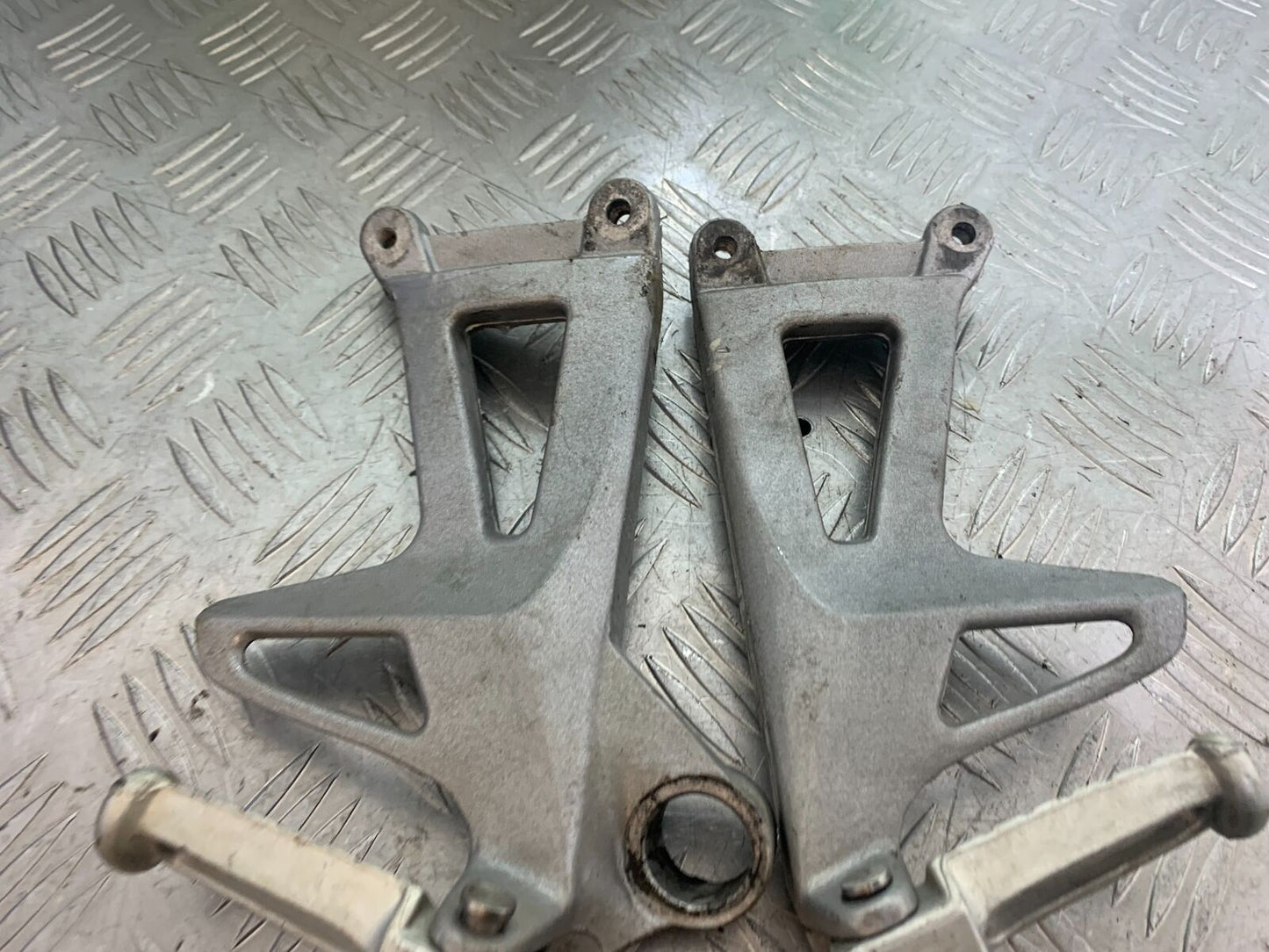 TRIUMPH 955i SPRINT ST REAR HANGERS AND PEGS   YEAR 1999-2004 (CMB1124)