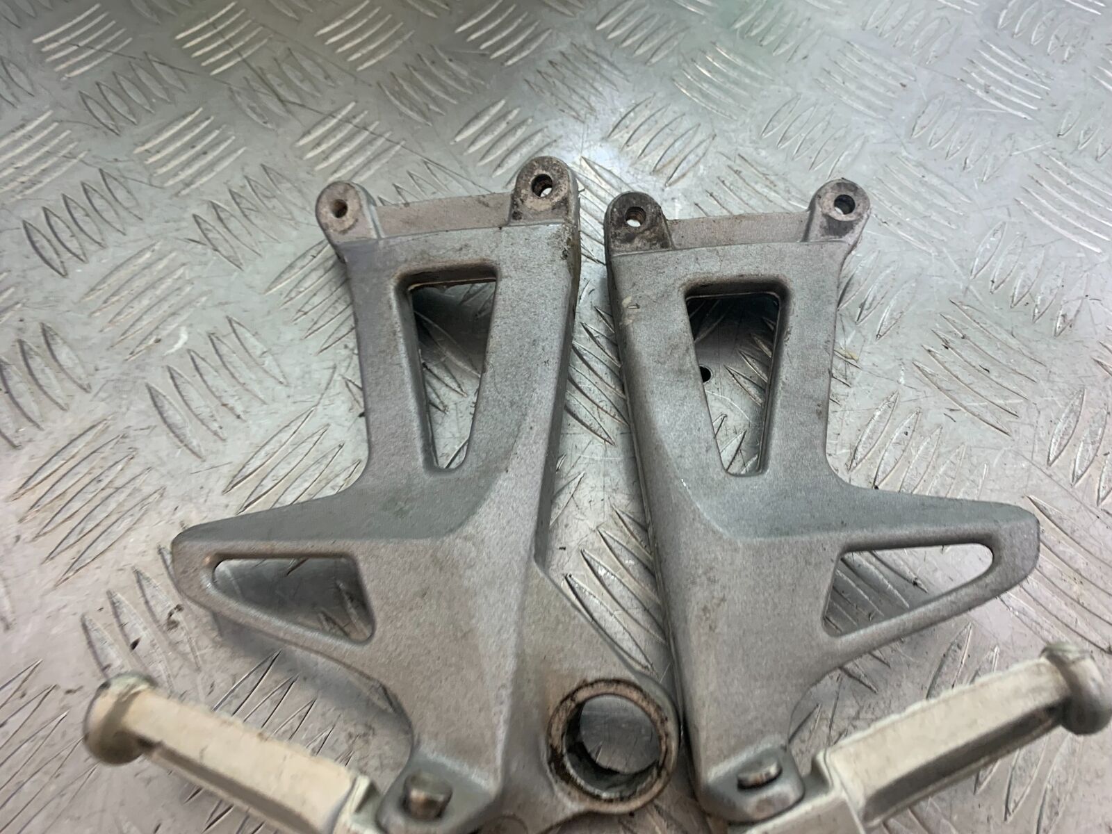 TRIUMPH 955i SPRINT ST REAR HANGERS AND PEGS   YEAR 1999-2004 (CMB1124)