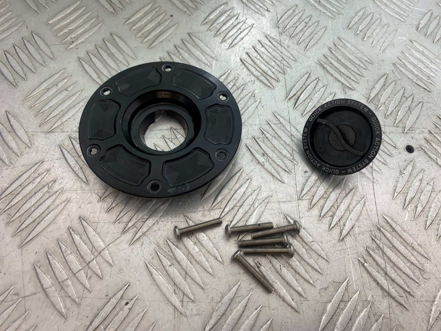 KTM 1290 SUPER DUKE R QUICK RELEASE PETROL CAP  YEAR 2020-2024 (CMB1272)