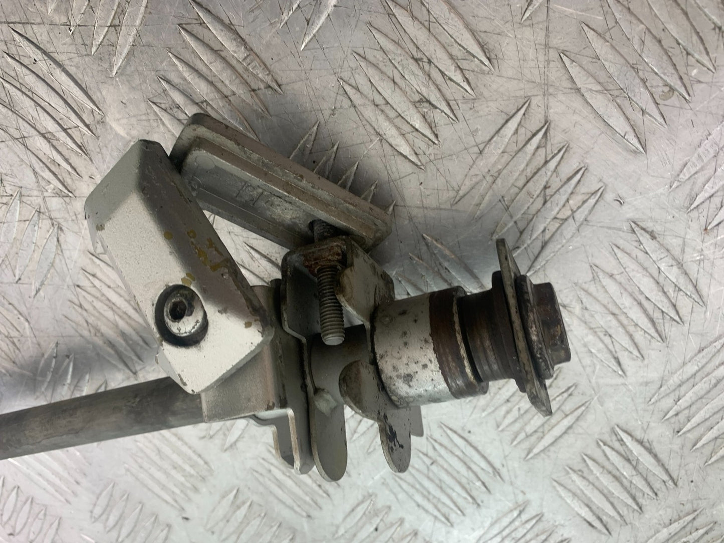SUZUKI GSX750 INAZUMA REAR WHEEL SPINDLE & ADJUSTERS YEAR 1998-2003 (CMB1308)