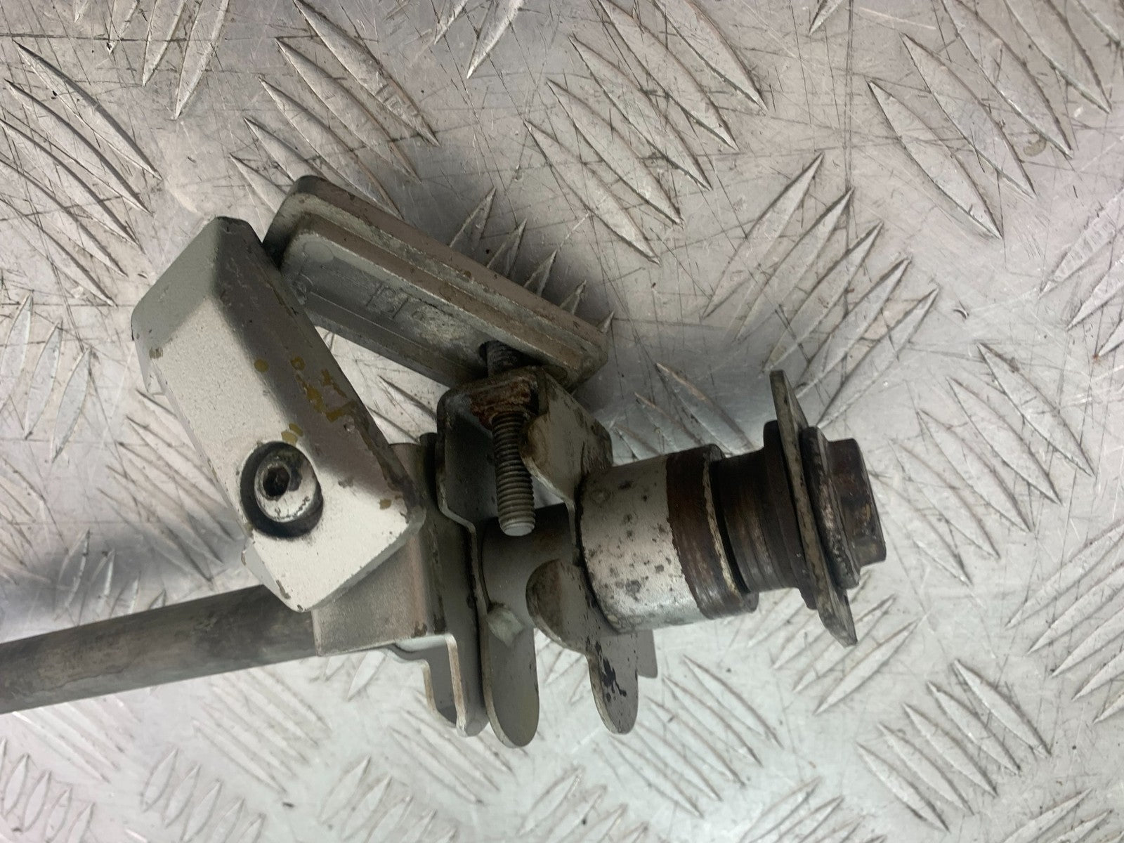 SUZUKI GSX750 INAZUMA REAR WHEEL SPINDLE & ADJUSTERS YEAR 1998-2003 (CMB1308)