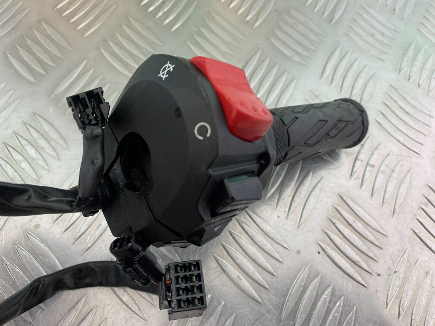 SUZUKI GSXR1000 GSXR 1000 RIGHT SWITCH GEAR 2009-2016 (CMB1049)