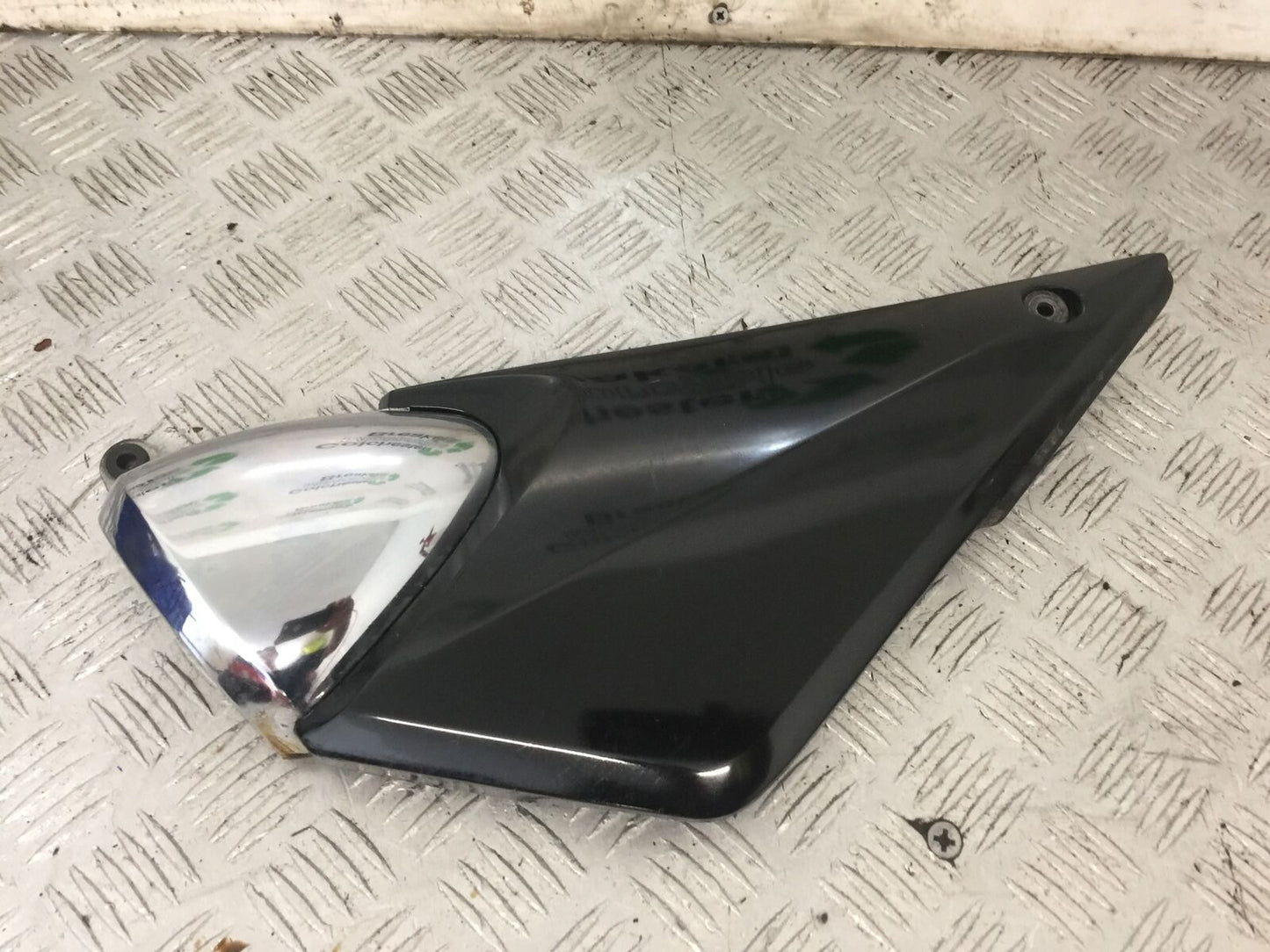SUZUKI GSF600 GSF 600 BANDIT LEFT SEAT PANEL YEAR 2002 (STOCK 852)