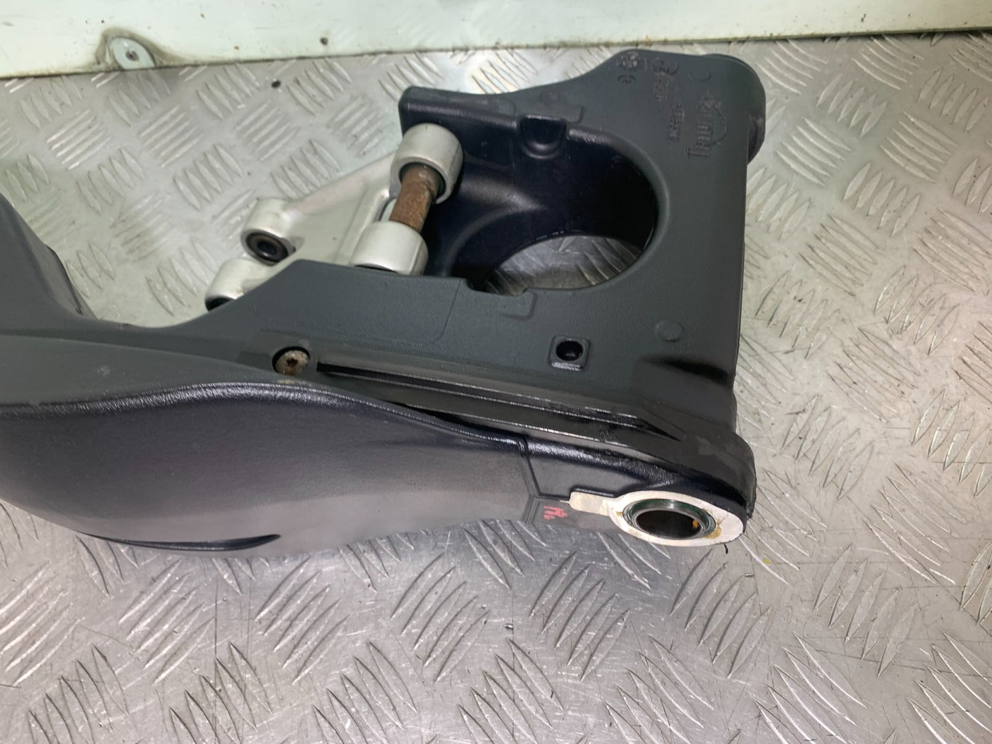 TRIUMPH 1050 SPEED TRIPLE SWINGARM  YEAR 2005-2007 (CMB1322)