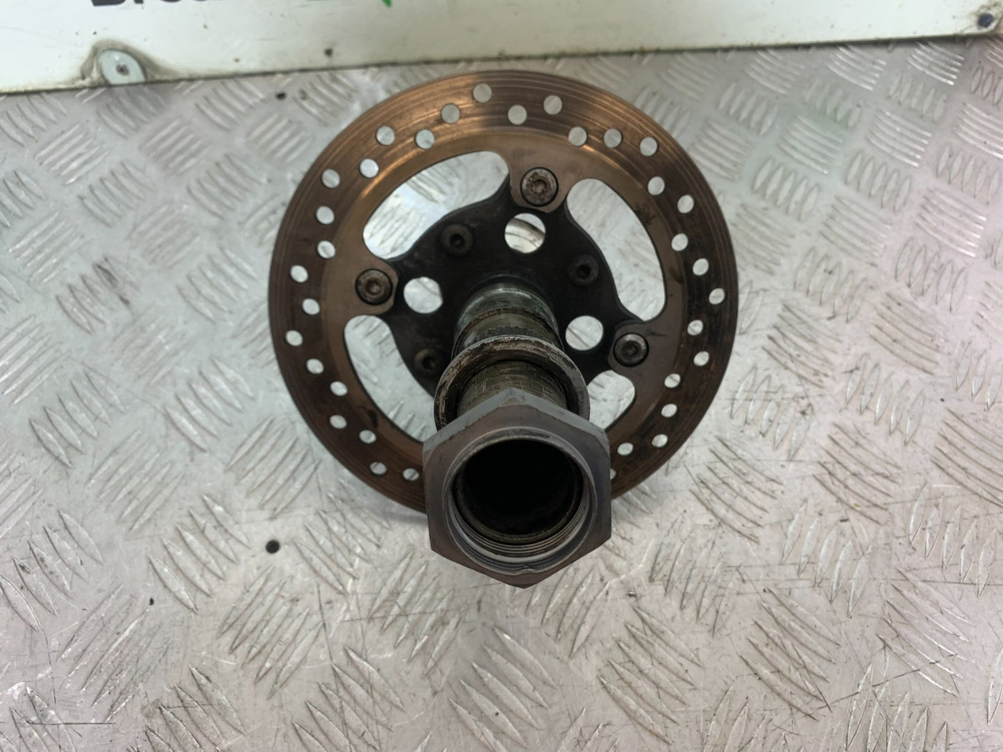 TRIUMPH 1050 SPEED TRIPLE REAR SPINDLE AND DISC   YEAR 2005-2007 (CMB1322)