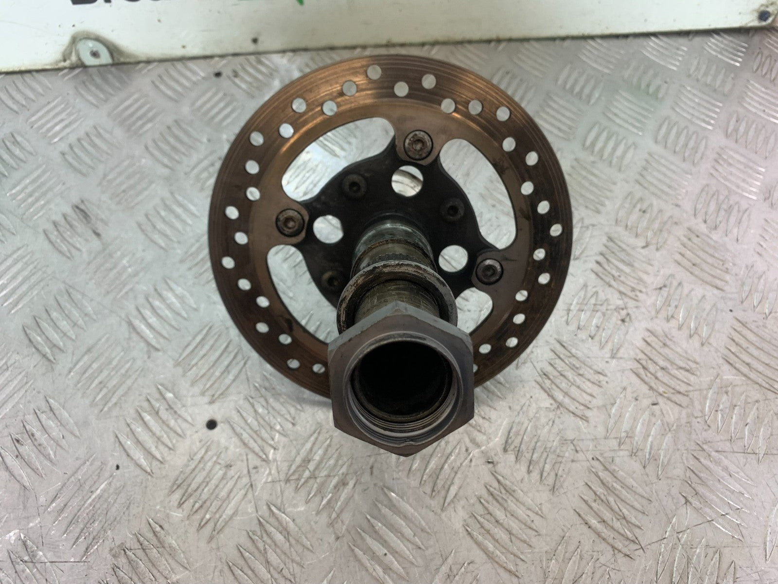 TRIUMPH 1050 SPEED TRIPLE REAR SPINDLE AND DISC   YEAR 2005-2007 (CMB1322)