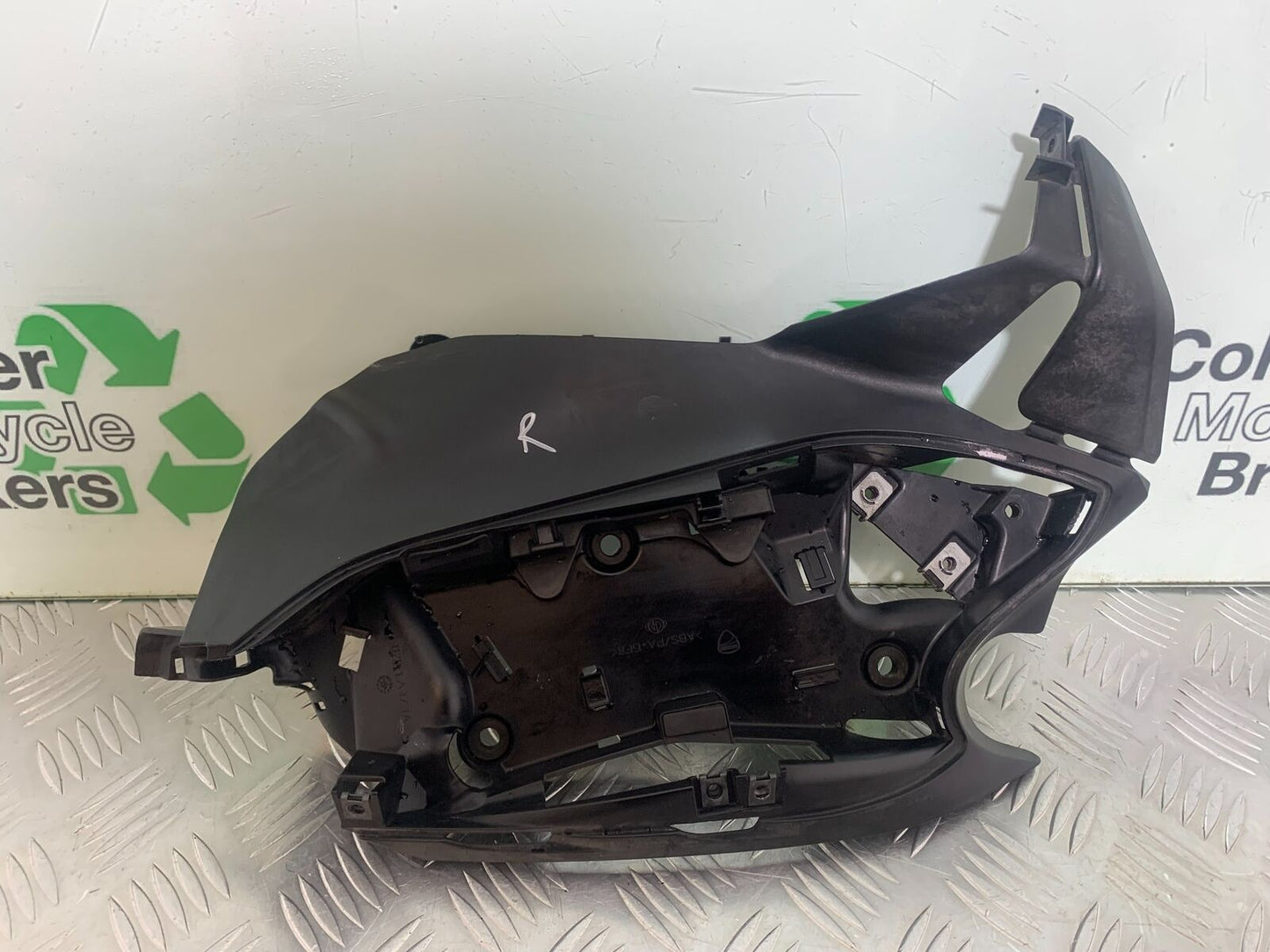 DUCATI 1199 PANIGALE RIGHT PLASTIC ENGINE INFILL COVER YEAR 2012-2014 (CMB1047)