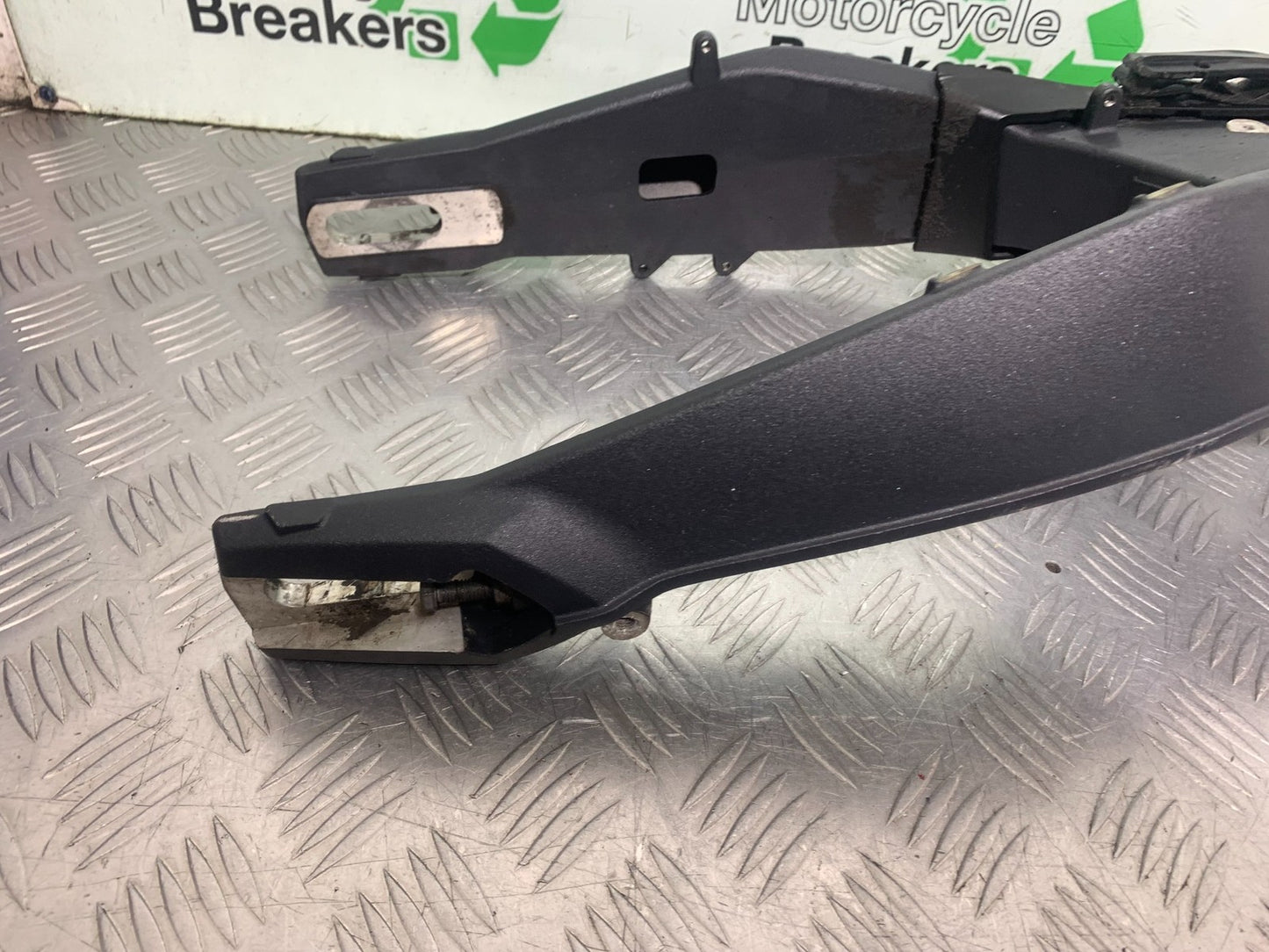 TRIUMPH 675 STREET TRIPLE RX SWINGARM   2015- 2017 (CMB1299)
