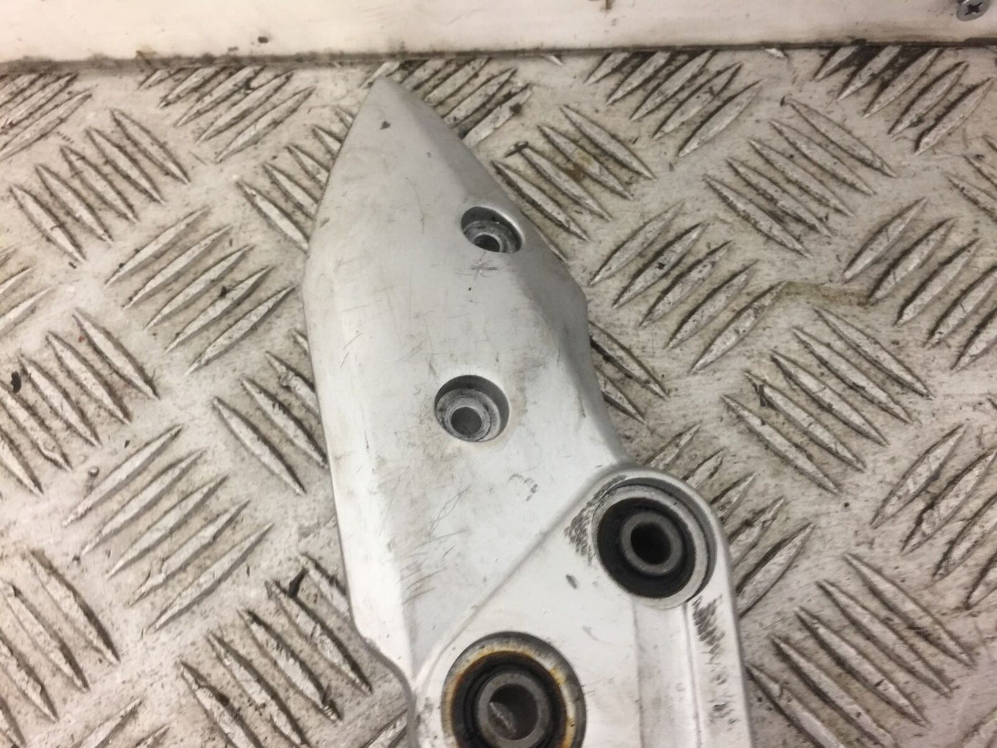 SUZUKI GSX1400 GSX 1400 FRONT RIGHT HANGER  YEAR 2003 (STOCK 381)