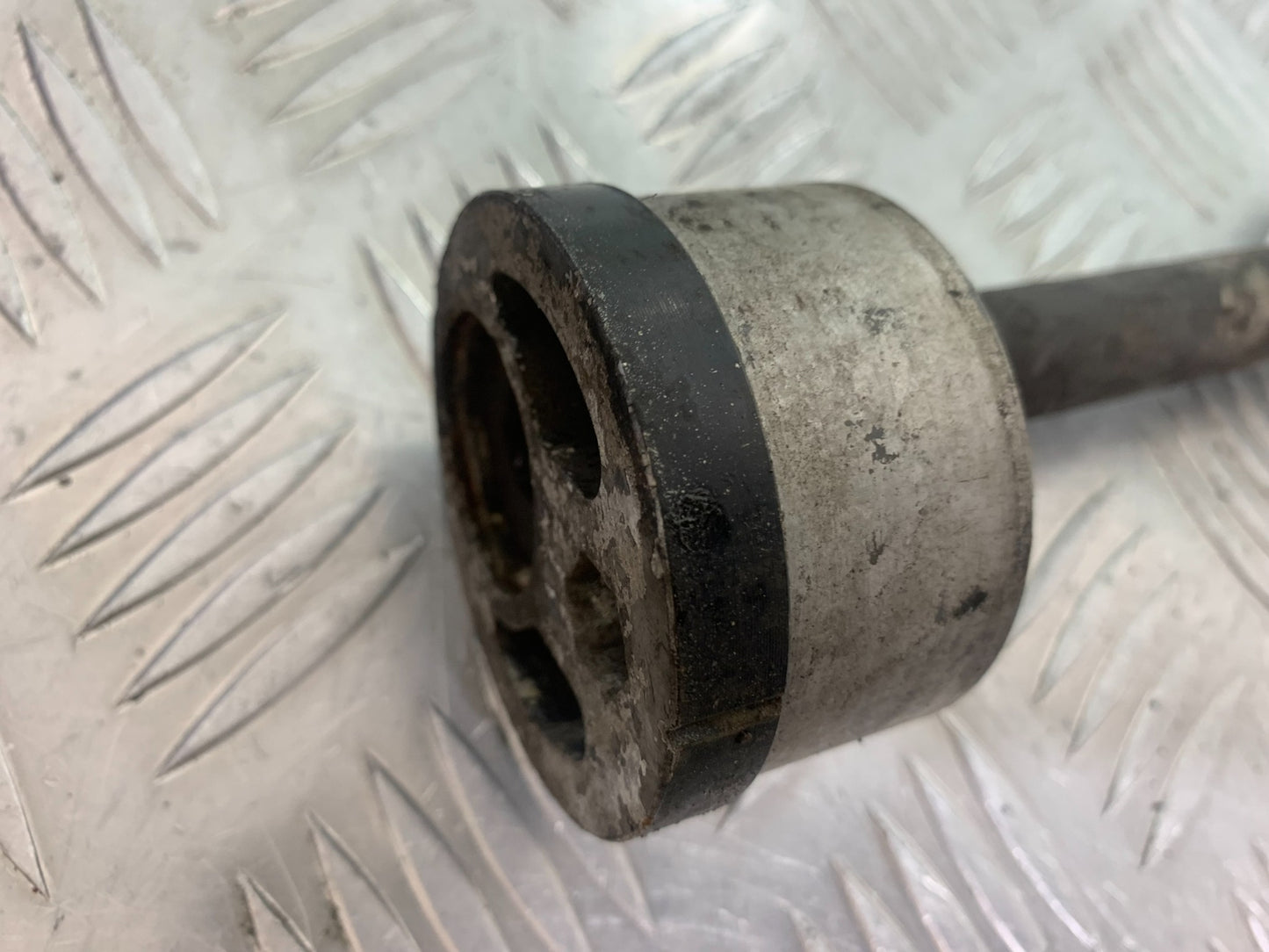 KAWASAKI ZZR1100 D REAR WHEEL SPINDLE  YEAR 1993-2001 (CMB1164)