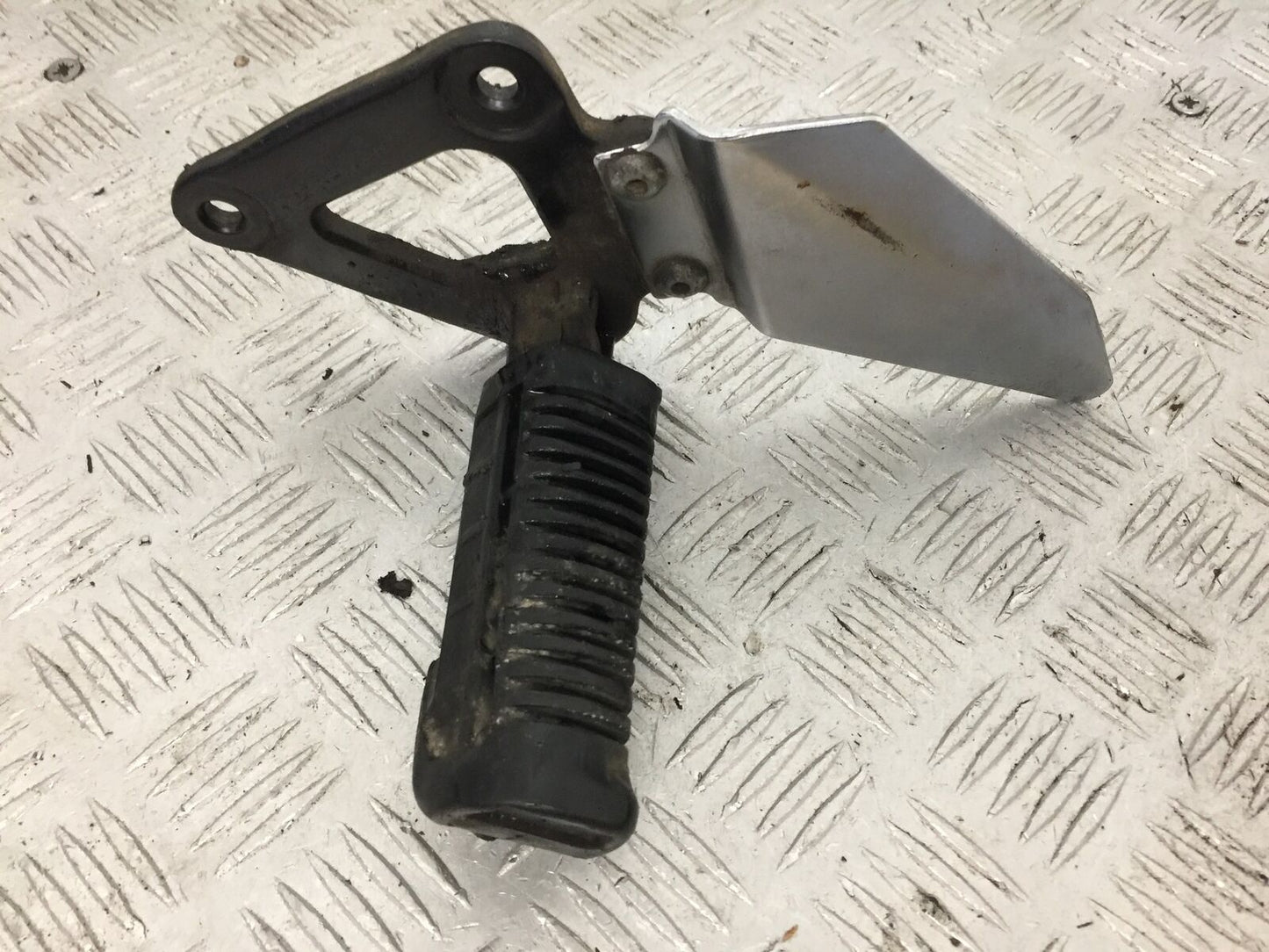 SUZUKI GS500 GS 500 FRONT LEFT HANGER   YEAR 2004-09 (STOCK 882)