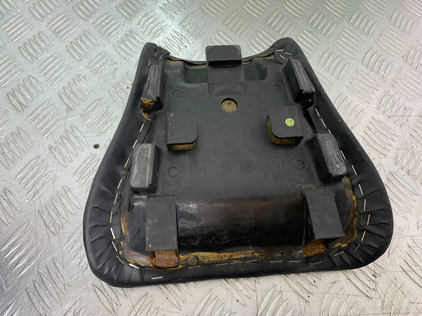 TRIUMPH 955i DAYTONA FRONT SEAT  YEAR 2002-2006 (CMB1229)