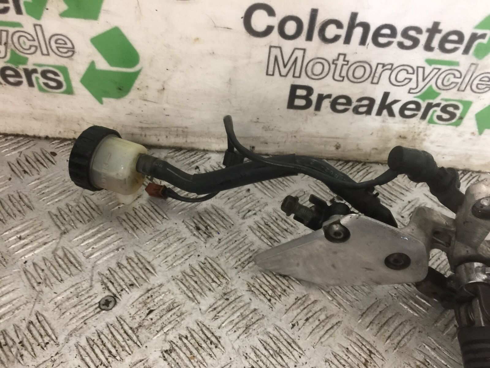 YAMAHA FZS600 FAZER 600 FRONT RIGHT HANGER COMPLETE   YEAR 2002-03  (STOCK 790)
