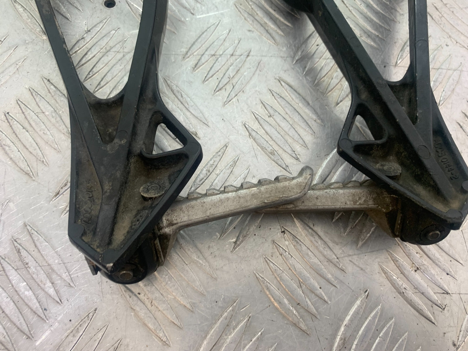 KAWASAKI ZX6R ZX6 R P7F P8F REAR HANGERS AND PEGS   YEAR 2007-08 (CMB1165)