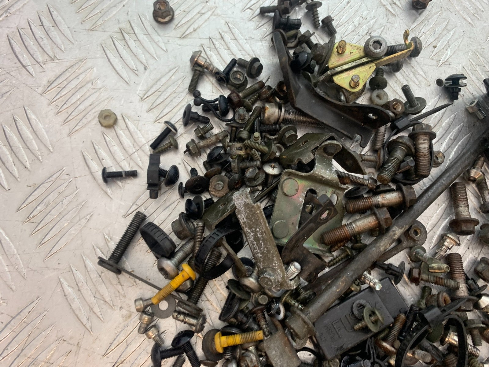 YAMAHA YZF R1 4XV NUTS BOLTS BRACKETS  YEAR 1998-99 (CMB1291)