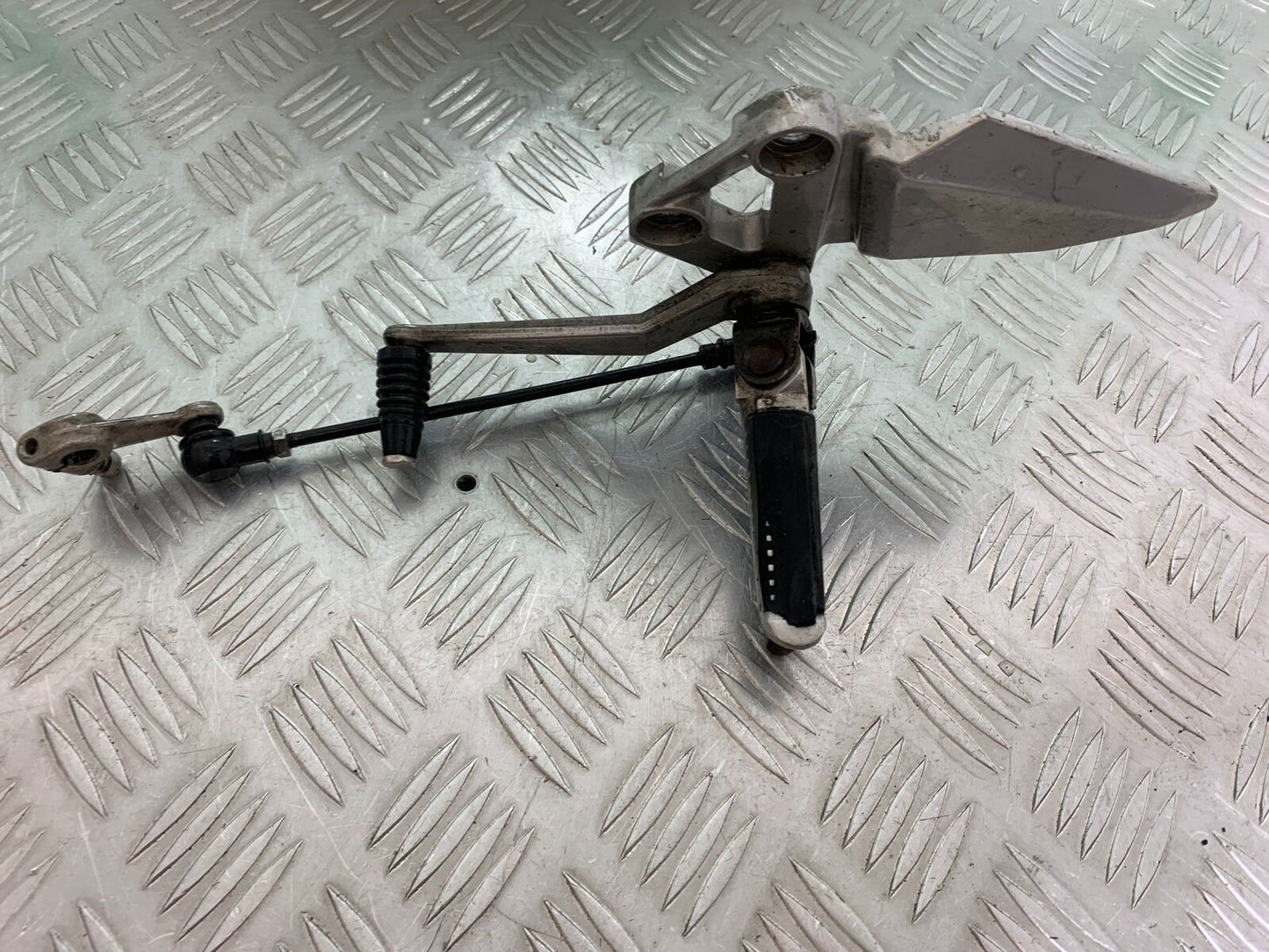 SUZUKI SV1000 SV 1000 K4 FRONT LEFT HANGER  YEAR 2003-2007 (CMB1042)