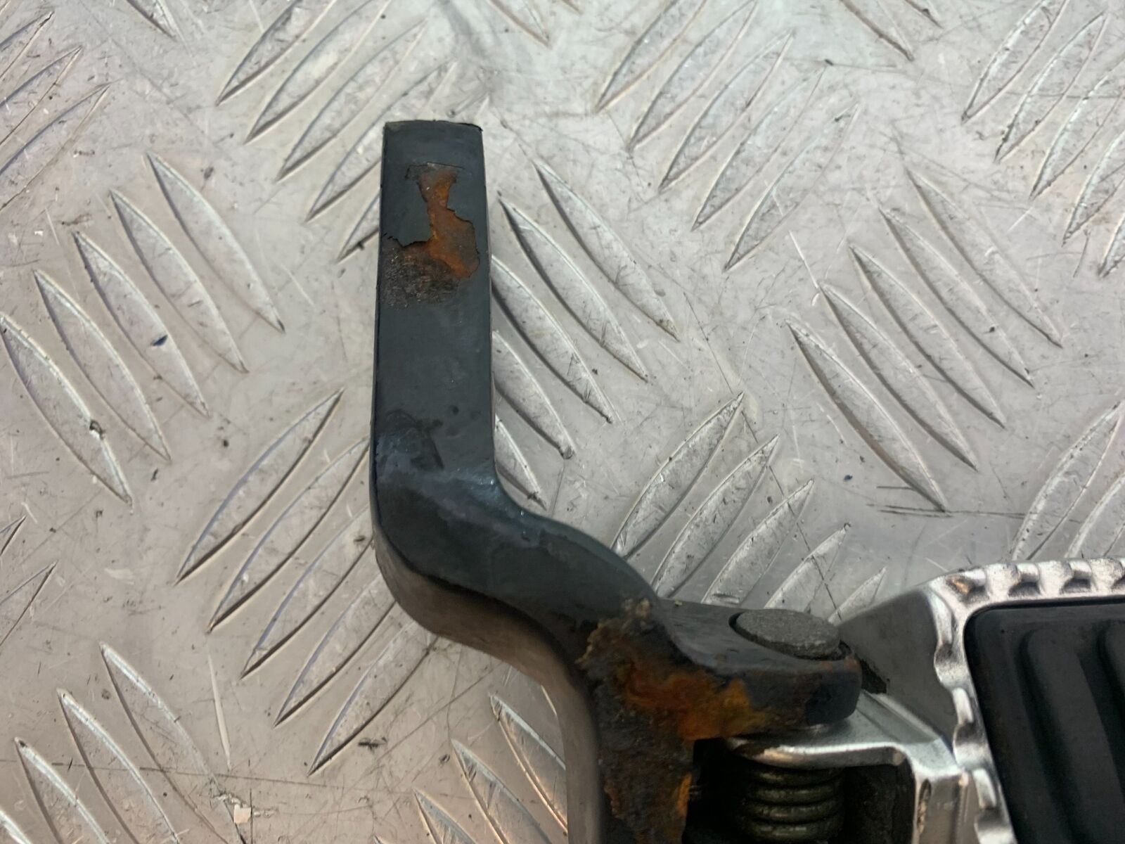 SINNIS TERRAIN 125 FRONT RIGHT FOOTPEG AND BRACKET  YEAR 2018 (CMB1123)