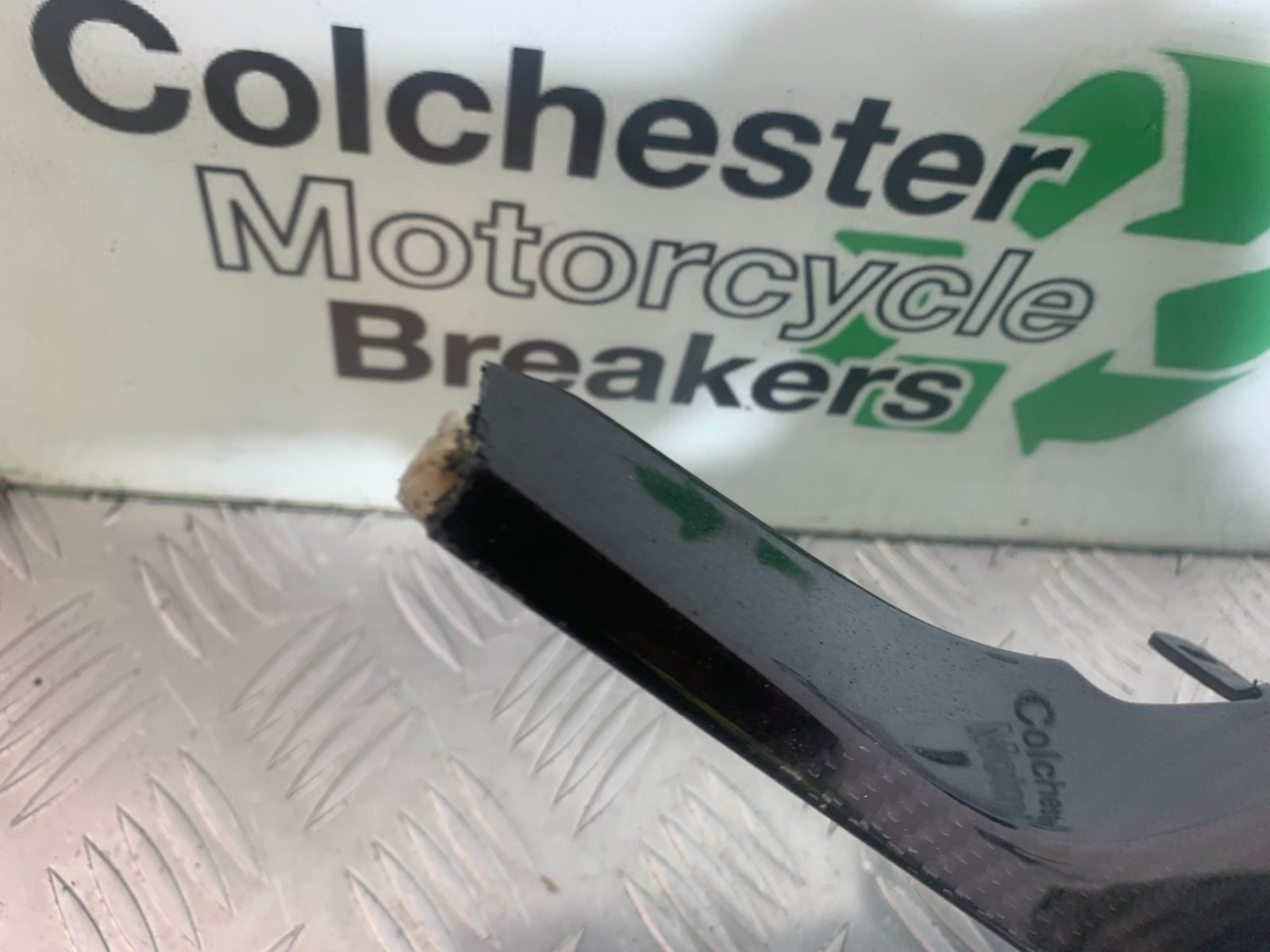 BMW M1000 R RIGHT CARBON TANK PANEL (DAMAGED) YEAR 2023-2024 (CMB1140)
