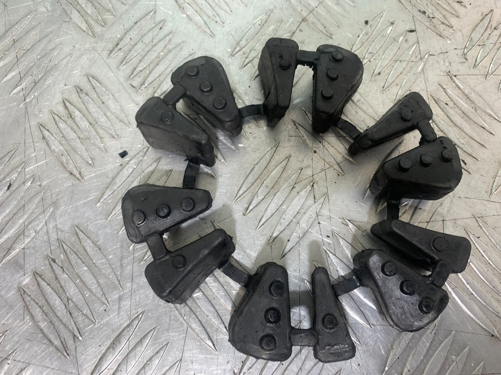 TRIUMPH 675 STREET TRIPLE CUSH DRIVE RUBBERS  2013-2016 (CMB1186)