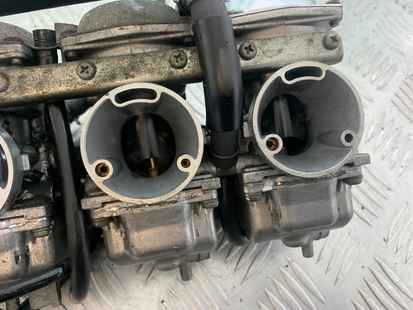 YAMAHA XJR1300 XJR 1300 CARBS  YEAR 1999-2003 (CMB1119)