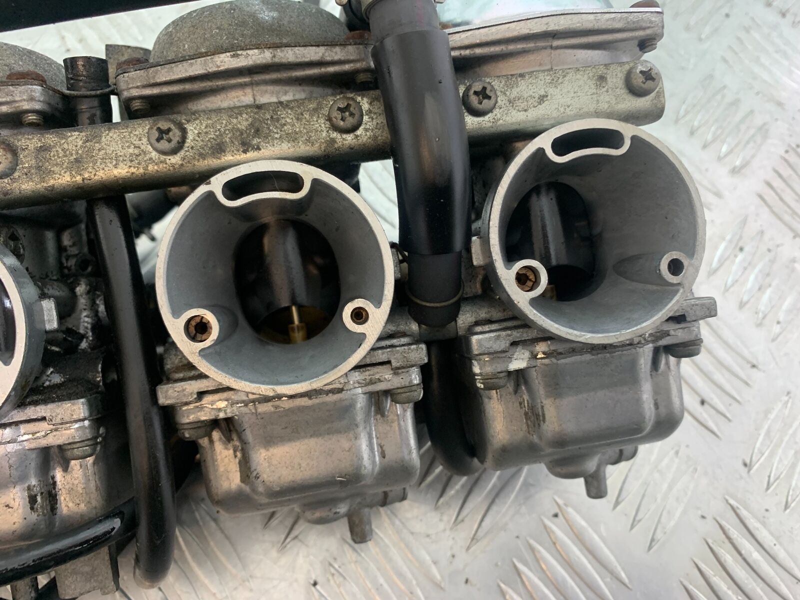 YAMAHA XJR1300 XJR 1300 CARBS  YEAR 1999-2003 (CMB1119)