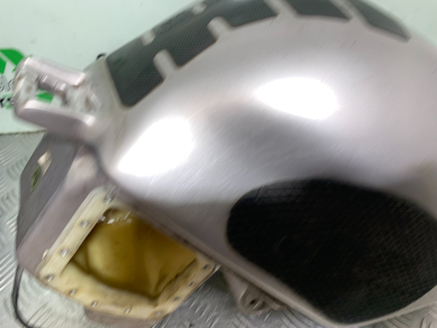 TRIUMPH 955i DAYTONA PETROL TANK  YEAR 2002-2006 (CMB1229)