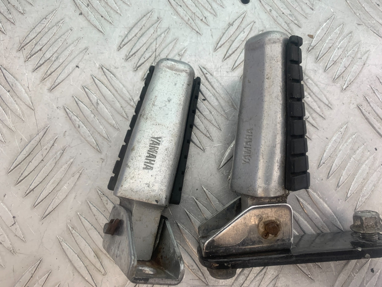 YAMAHA XV535 XV 535 VIRAGO REAR FOOTPEGS YEAR 1994-02 (CMB1139)