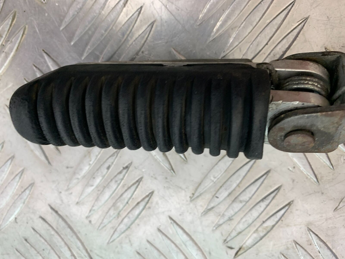 SUZUKI GSF650 GSF 650 FRONT RIGHT FOOTPEG   YEAR 2005-06  (CMB1028)
