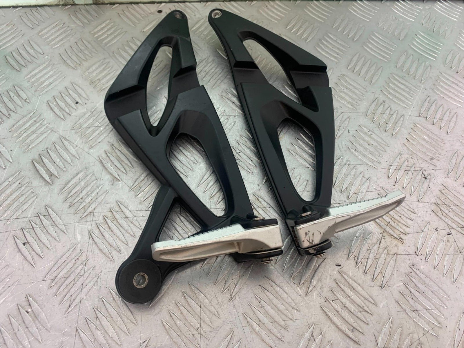 BMW K1300 S K 1300 S REAR HANGERS AND PEGS YEAR 2009-16 (CMB1216)