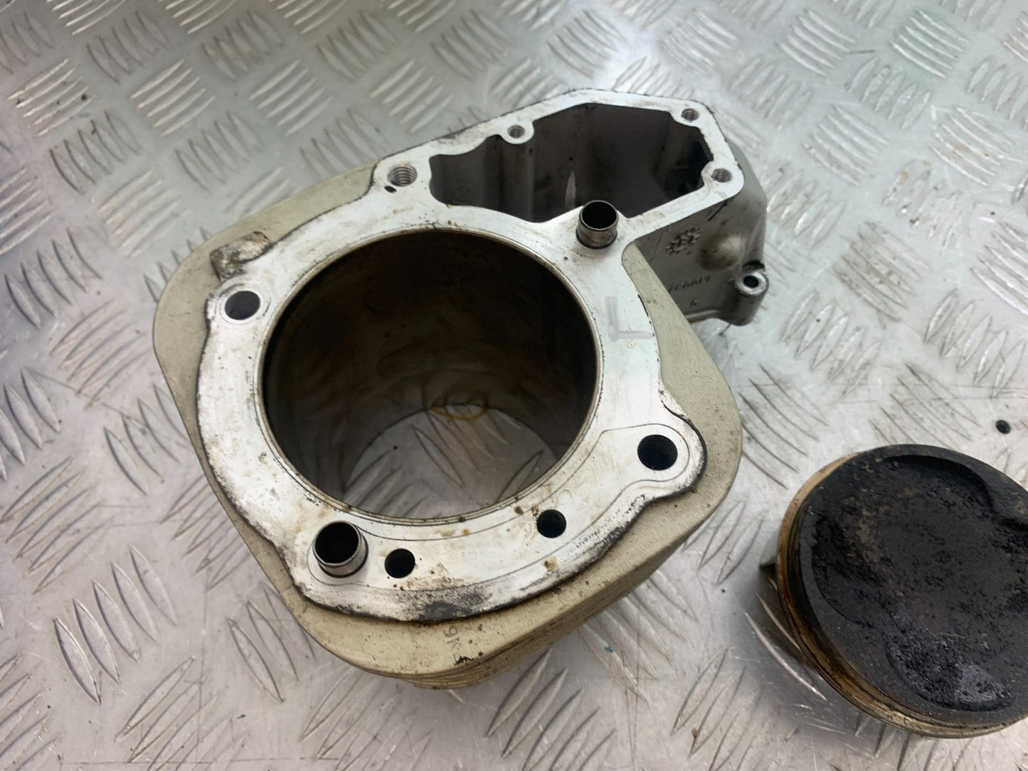 BMW R1100 RT R 1100 RT LEFT BARREL AND PISTON  YEAR 1996-2001 (CMB1095)