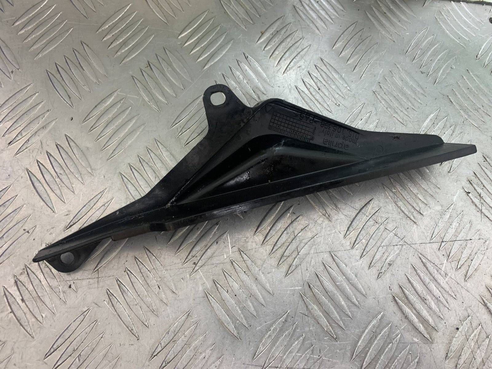 APRILIA RSV1000 R FACTORY MILLE CHAIN GUARD   2004-09 (CMB1203)