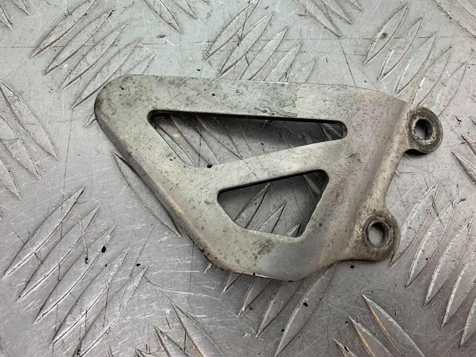 TRIUMPH 955i DAYTONA LEFT HEEL PLATE   YEAR 2002-2006 (CMB1229)