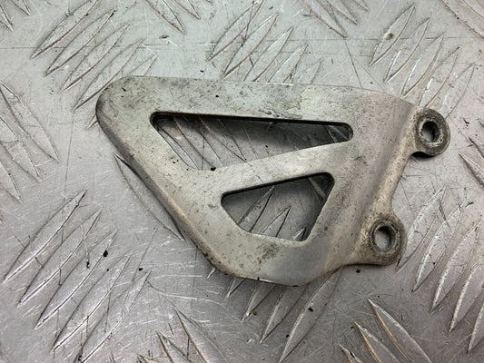 TRIUMPH 955i DAYTONA LEFT HEEL PLATE   YEAR 2002-2006 (CMB1229)