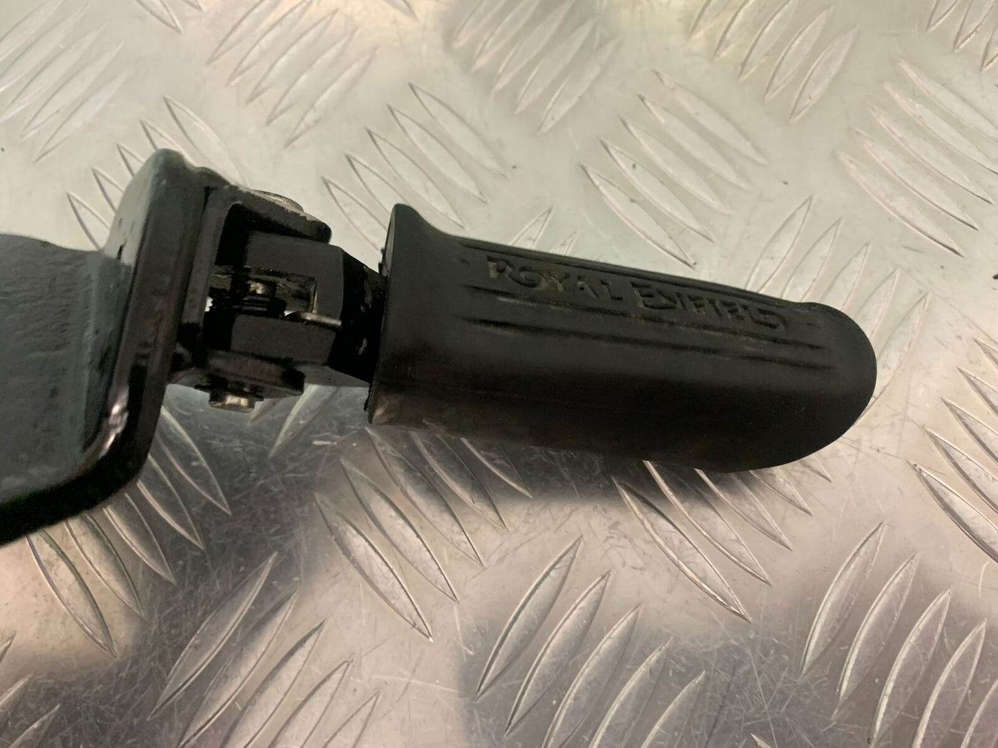 ROYAL ENFIELD 350 CLASSIC FRONT RIGHT FOOTPEG YEAR 2022 (STOCK 967)