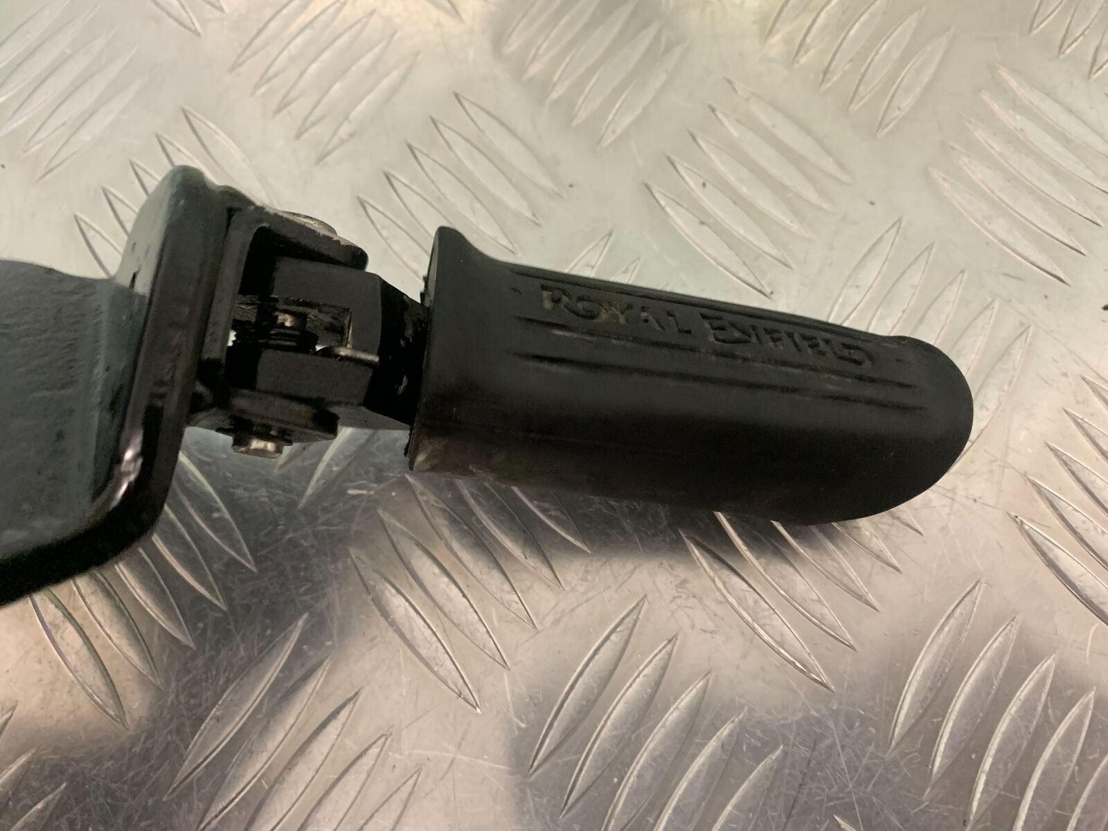 ROYAL ENFIELD 350 CLASSIC FRONT RIGHT FOOTPEG YEAR 2022 (STOCK 967)