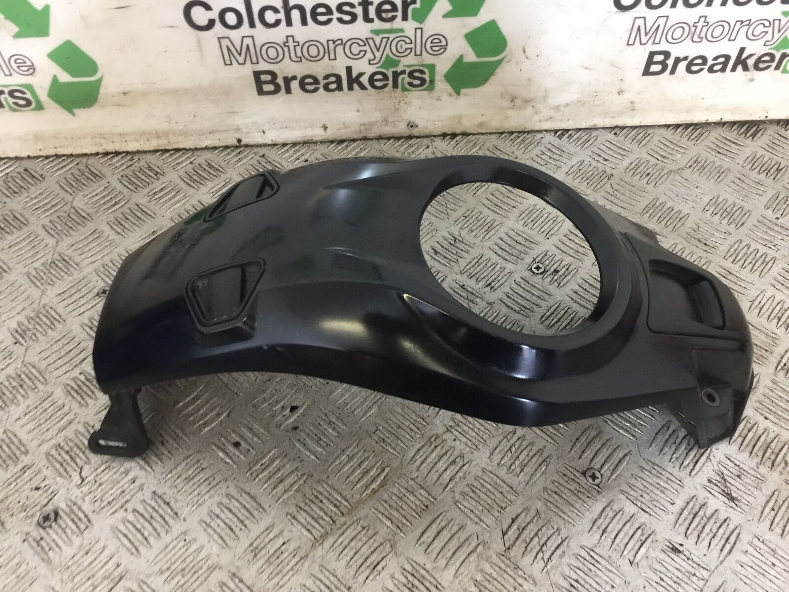 TRIUMPH TROPHY 1215 SE CENTER TANK PANEL  2012-2017 (STOCK 740)