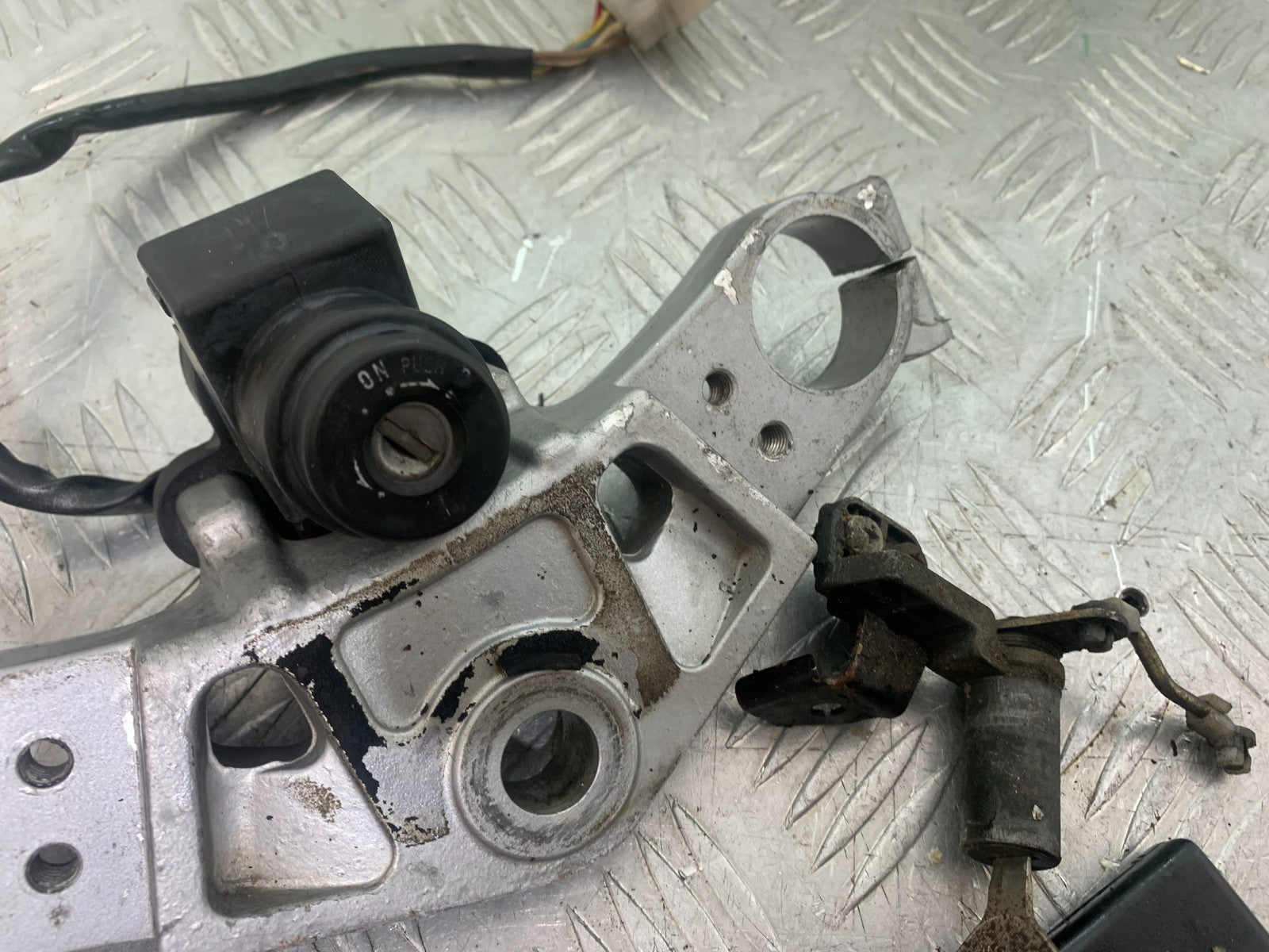 KAWASAKI GPZ600 GPZ 600 INGITION SWITCH AND SEAT LOCK  YEAR 1988-90 (CMB1258)