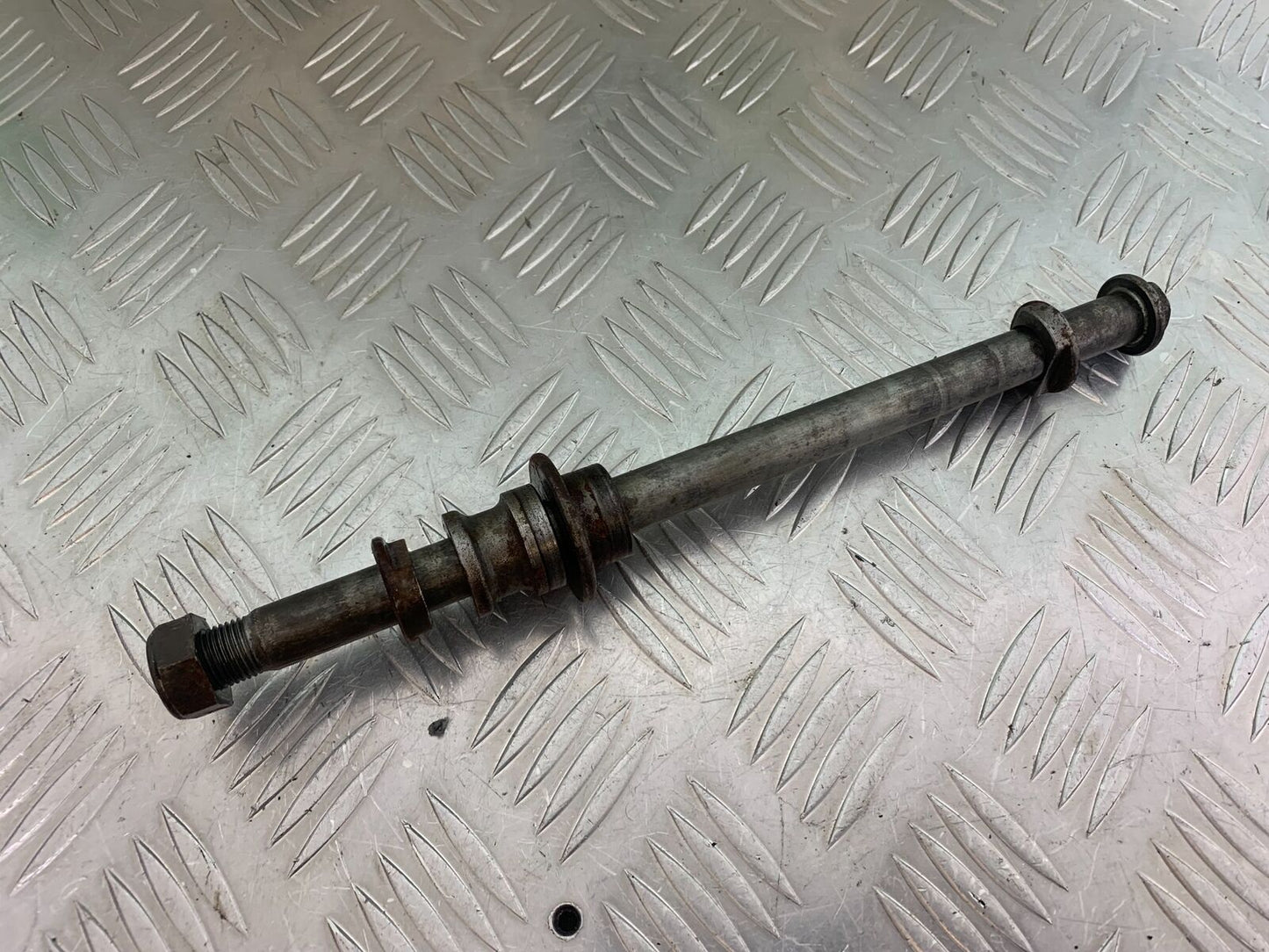 HONDA VFR400 VFR 400 NC21 REAR WHEEL SPINDLE YEAR 1986-87 (CMB1043)