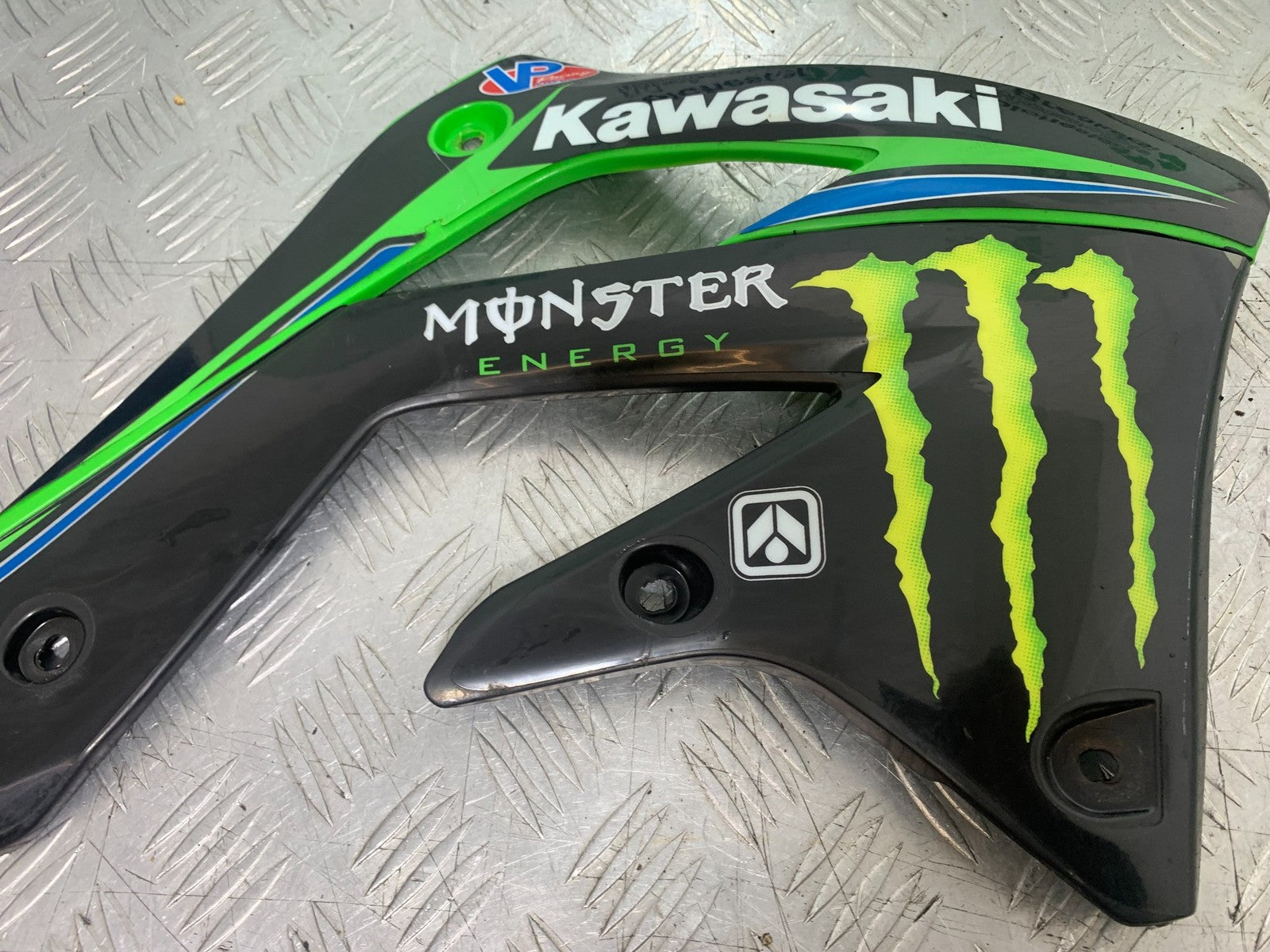 KAWASAKI KXF450 KXF 450 RIGHT RADIATOR COWL   YEAR 2013 CMB1217)