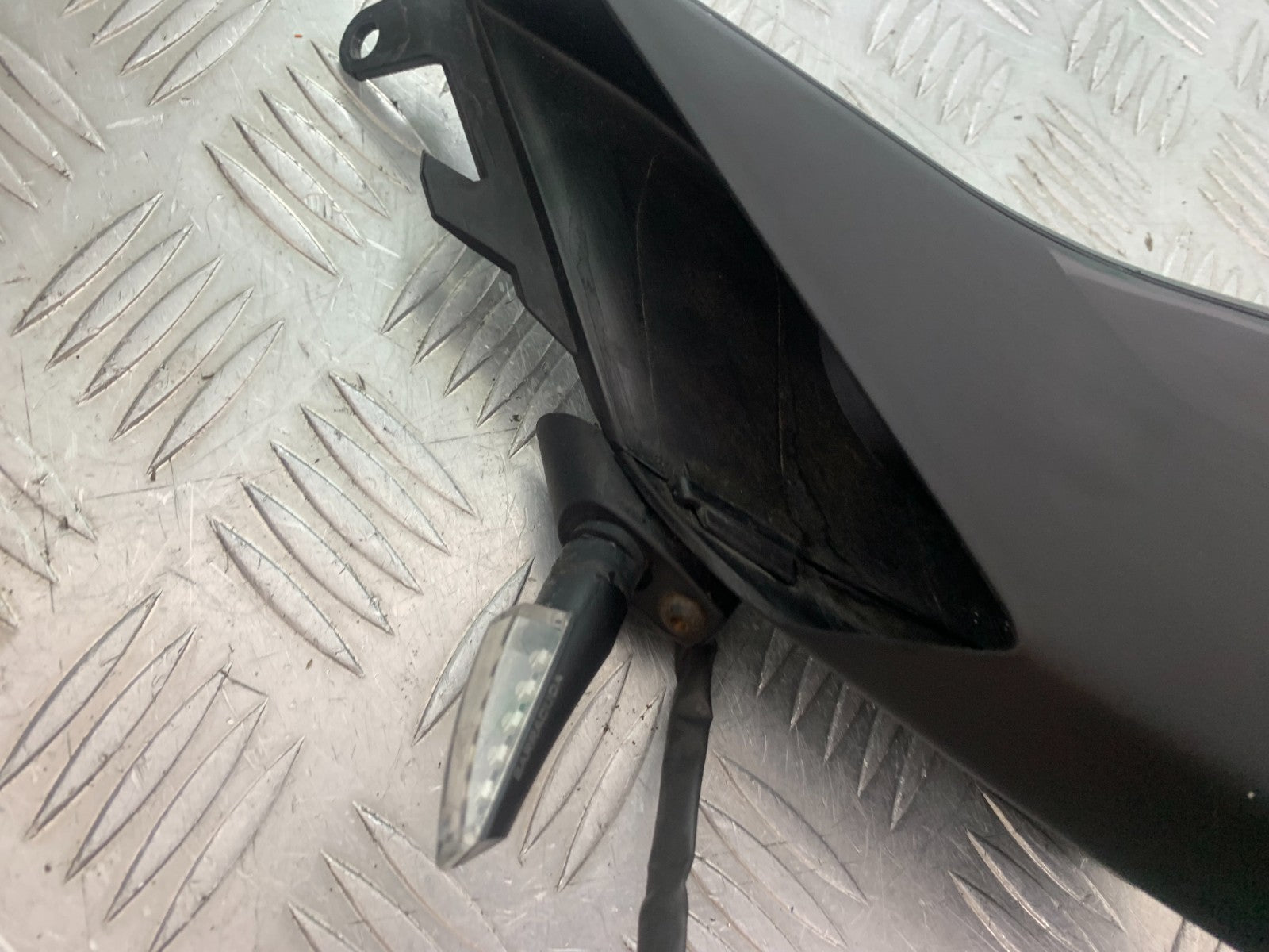 APRILIA TUONO 1000 V4R LEFT AIR TUBE AND INDICATOR   YEAR 2011-13  (CMB1331)