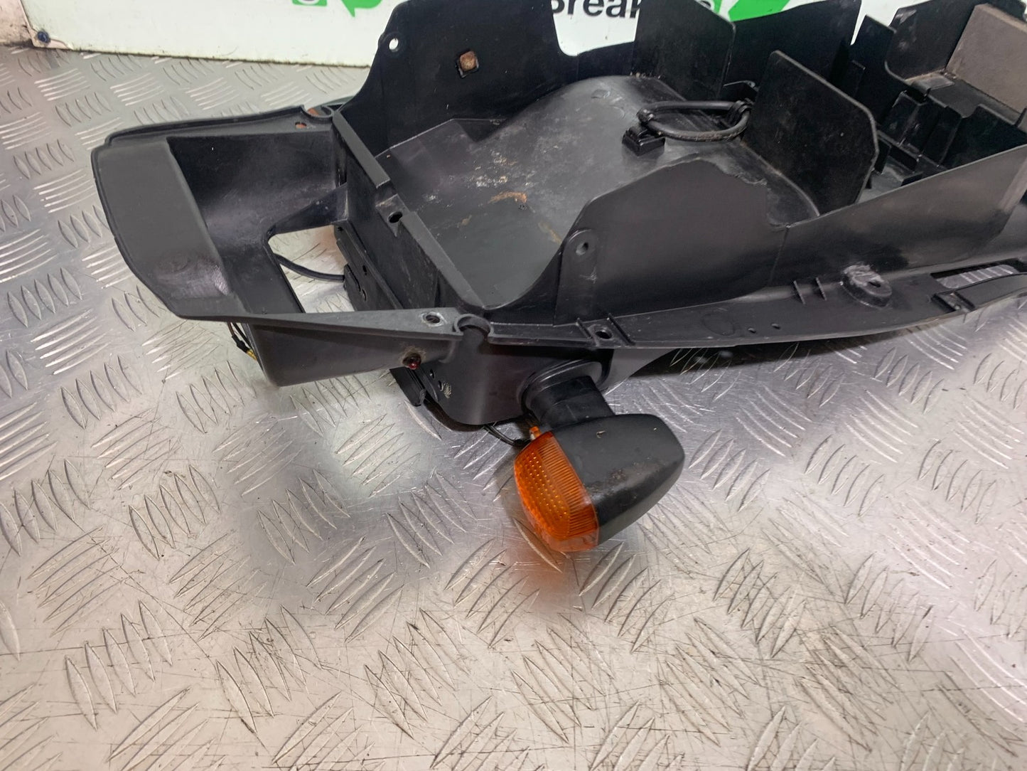 YAMAHA YZF R1 4XV REAR MUDGUARD AND INDICATORS  YEAR 1998-99 (CMB1291)