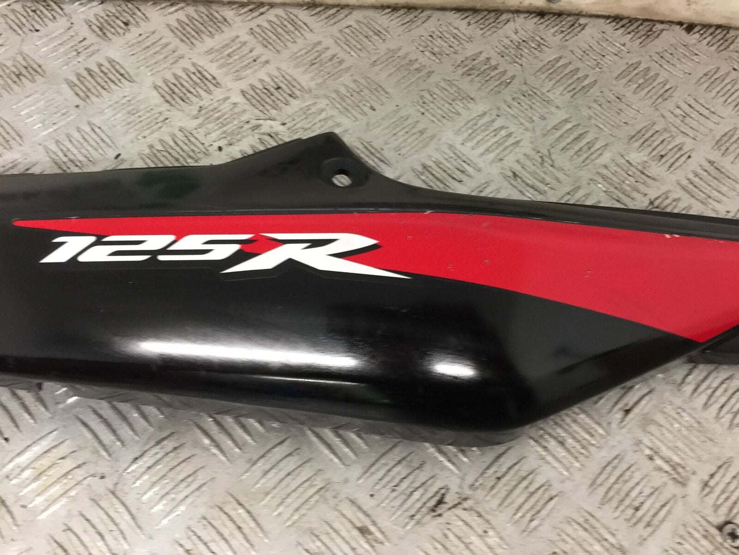 HONDA CBR125 CBR 125 RIGHT SEAT PANEL  YEAR 2007-10 (STOCK 884)