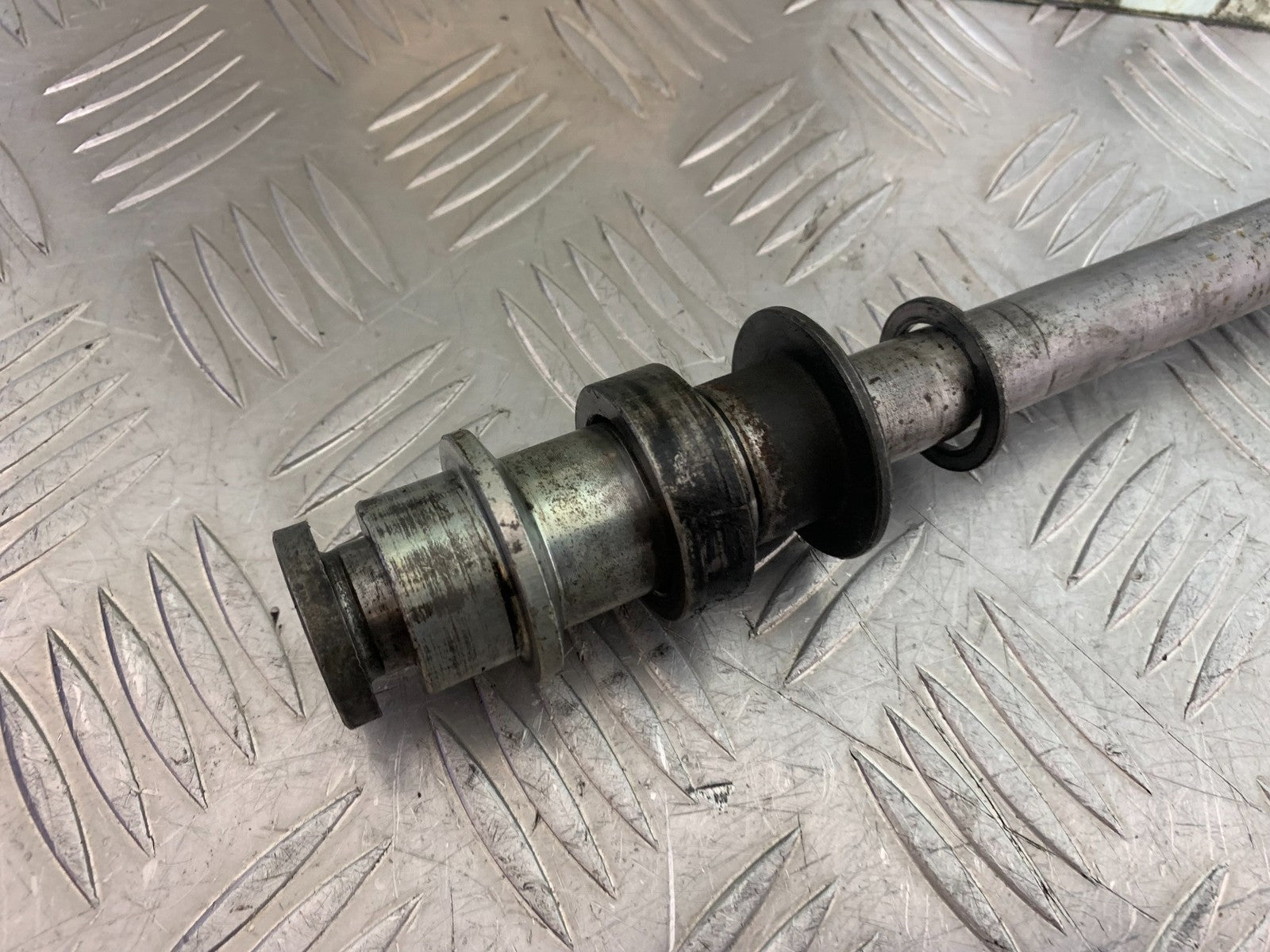 KAWASAKI ZZR1100 D REAR WHEEL SPINDLE    YEAR 1993-2001 (CMB1289)