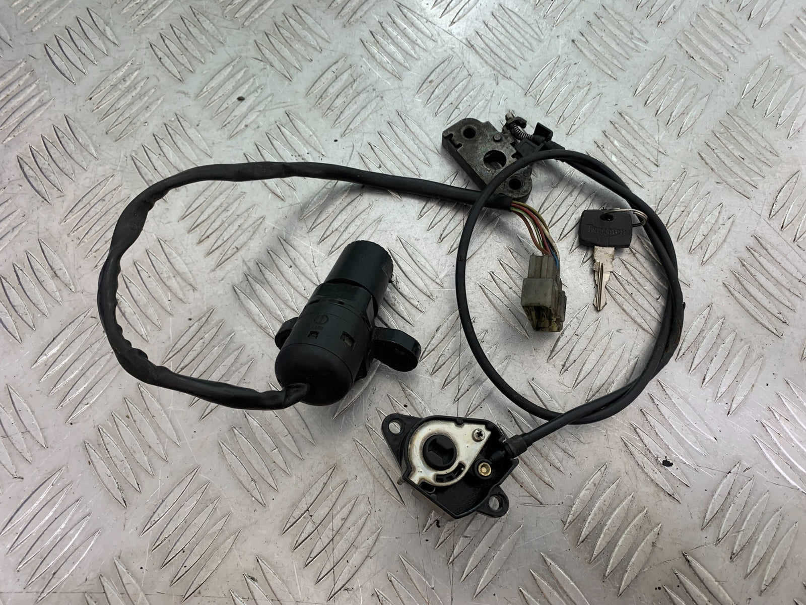 TRIUMPH T509 SPEED TRIPLE IGNITION SWITCH SEAT LOCK KEY YEAR 1997-1998 (CMB1144)
