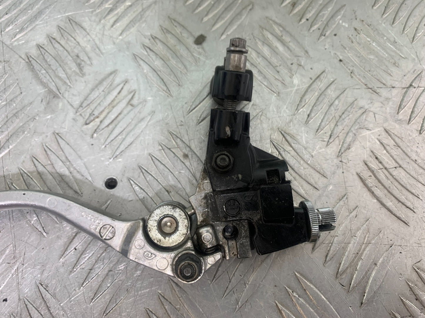 TRIUMPH 675 STREET TRIPLE CLUTCH LEVER AND BRACKET   2013-2016 (CMB1186)